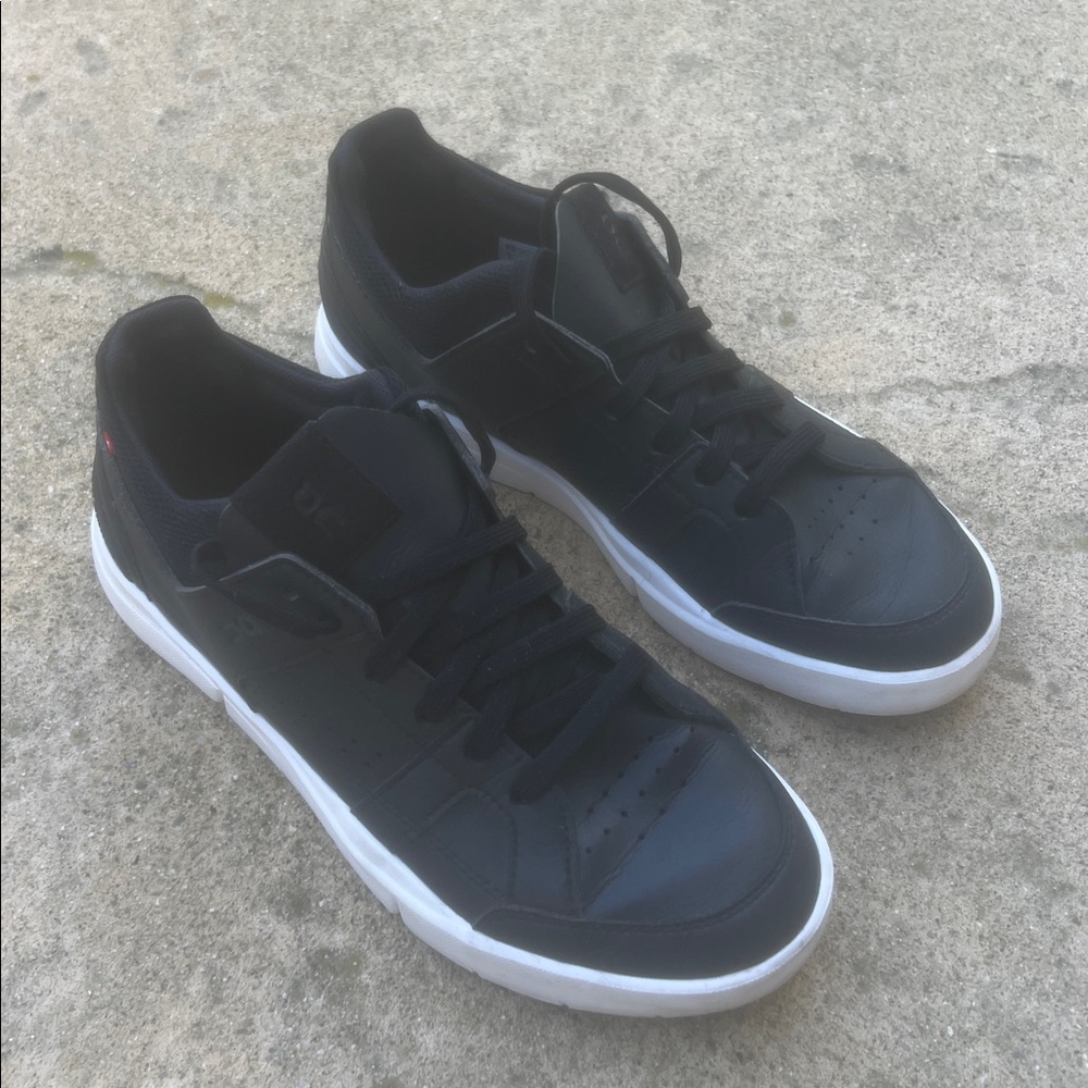 On The Roger Clubhouse Black Leather/White Sneakers Size 8